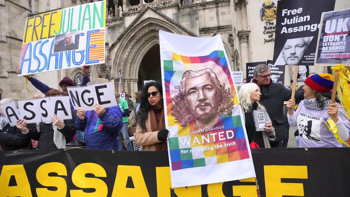 Assange bojuje u britského soudu o poslední šanci, jak zvrátit vydání do USA